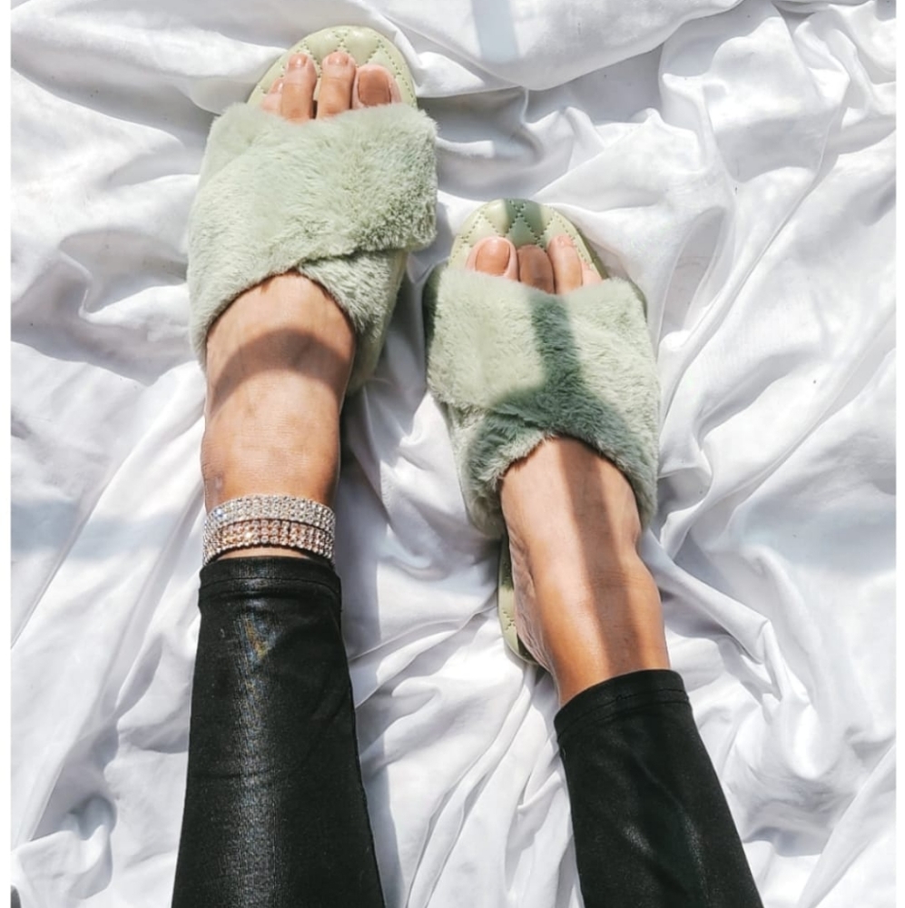 🚨LAST CHANCE// Mint fur slides - Picture 1 of 6